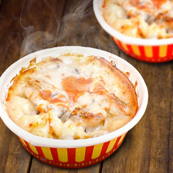 自社工場で丁寧に作られたベシャメルソースはホタテから取り出した濃厚な出汁が入った、海を感じる濃厚なソースに仕上げました。本格的なバターと生クリームを使用していますので、牡蠣との相性もバツグン。クリーミーな牡蠣をふんだんに使用し、カキの身もゴ...