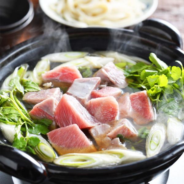 生姜香るダシの中で踊るのは、天然メバチマグロの希少部位「カマトロ」。東京・赤坂で愛される山形割烹料理店の名物鍋だ。カツオやムロアジ、サバなどでとった深みのあるダシが、脂ののったカマトロに一層膨らみを与え、しっとり、ほろりの口福。〆のうどんも...