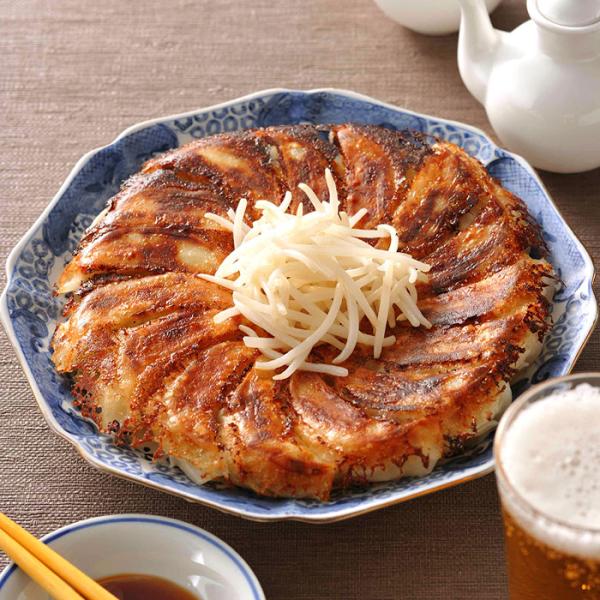 昭和２８年の創業以来３代に渡り受け継がれるあっさりでジューシーな石松餃子と、牛・豚・鶏の三種類の肉を味噌で和風テイストに仕上げた石松肉餃子。石松を代表する人気餃子２種類の食べ比べをお楽しみください。