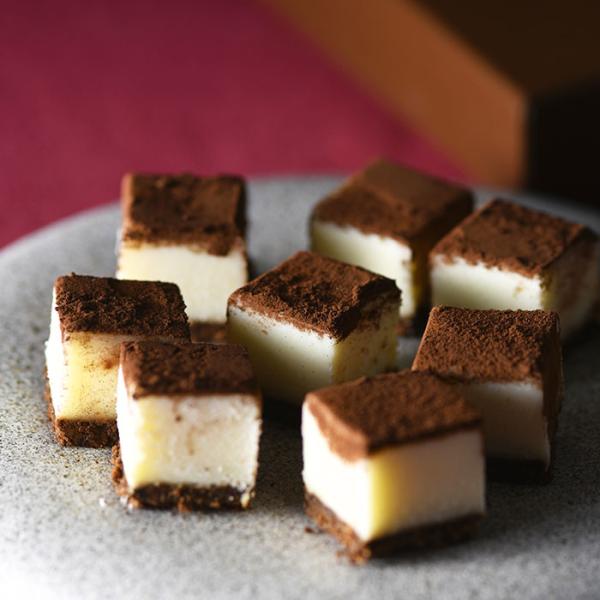 ティラミスの味をなめらかな生チョコで表現。白い層はホワイトチョコにイタリア産マスカルポーネチーズを合わせたまろやかな甘さ。そこに、コーヒー風味のチョコやザクザク食感のカカオニブが加わりほろ苦さがマッチ。重層的な大人の味わいに惚れ惚れする。