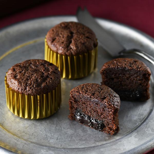 自由が丘のチョコレート専門店の逸品は、濃厚な口溶けがたまらない。そのままでも美味だけど、電子レンジで少し温めると生地がふわっと軽くなり、香りもリッチに !　中から芳醇なショコラがとろ〜り溶け、上質な甘さがじんわり広がる至福の味わい。