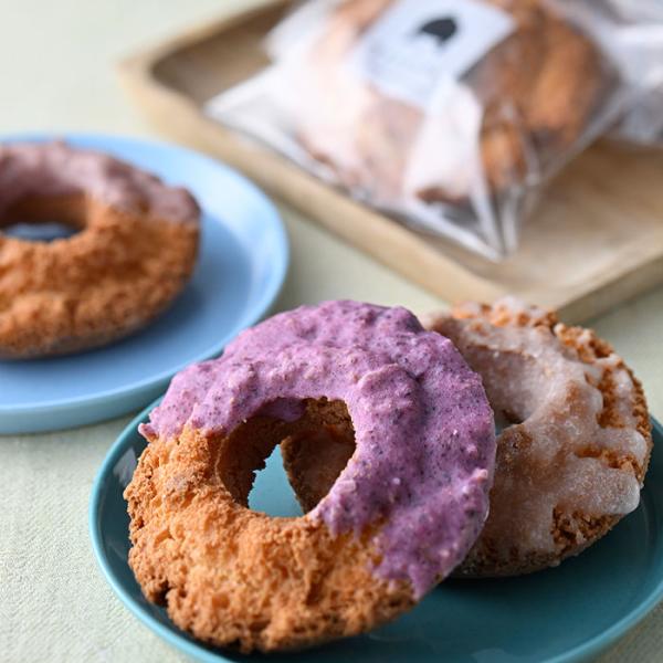 軽井沢の工房より届くドーナツは保存料無添加。ママさんスタッフが子供のおやつを作る気持ちで、毎日生地から手作りする。地元産の果実のソースやチョコをコーティングしたものなど6種10個。サクッとして重すぎず、やさしい甘みがうれしい。