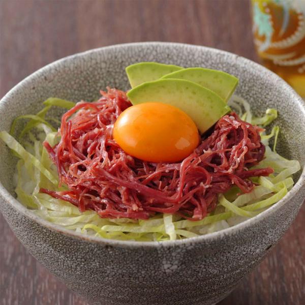 職人により丁寧に手作業でほぐした肉感たっぷりなコンビーフ。オーストラリア産を中心とした牛肉を使用し、手作業で行うことにより程よく繊維が残り、食感良く仕上げています。また、国産の上質な牛脂のまろやかな甘味とが絶妙に合わさり至福の味わいをお愉し...