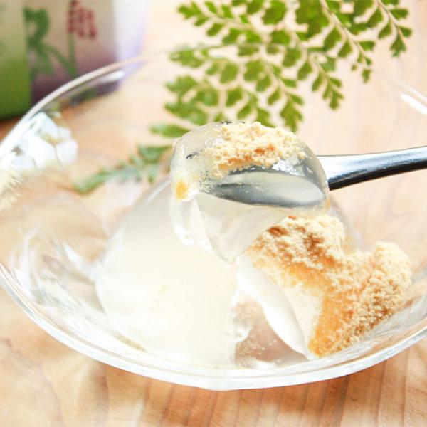 もっちり柔らかな葛わらび餅。吉田屋の葛わらび餅は、本葛を使用したもっちりやわらかな食感が人気。きな粉をたっぷりとかけて頂くと一層美味しくなります。創業明治15年、和菓子の技術を生かし、奈良の特産物である「本葛」や「吉野葛」を使用した葛餅、葛...