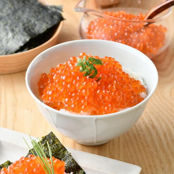 北海道のオホーツク海沿岸に位置する雄武町。この地で水揚げされた新鮮な秋鮭の卵を、醤油・塩・酒だけで味付け。化学調味料や保存料を加えず、イクラ本来の旨みを引き出した逸品は、小粒で皮が薄く、プチッと弾ける食感とコクのある味わいが秀逸だ。たっぷり...