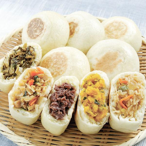 信州の郷土食おやき。地元のおばあちゃん達の伝統技を活かしたおやきは素朴で家庭的な味わいです。季節の野菜や山菜をたっぷり包み込んだ具と、モッチリふっくら香ばしい薄皮が特徴です。【野沢菜】乳酸発酵してうまみが増した「野沢菜漬け」の煮付け。信州の...