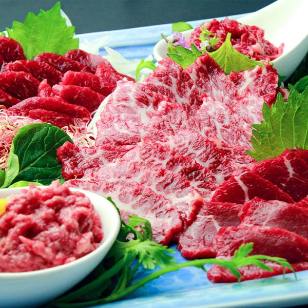 個食タイプで解凍すれば馬刺しの本場熊本の味がご家庭で味わえます。希少なとろけるような旨味と甘味のある大トロと、旨味のある赤身ロースの馬刺しセットです。お手軽にユッケや桜うまトロは添付のタレを混ぜるだけで、そのままお召し上がりいただけます。