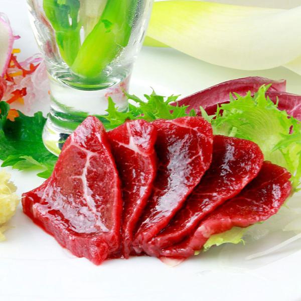 カナダの契約牧場で育ち、飛行機で自然の宝庫熊本で阿蘇の伏流水を飲み、独自の穀物飼料を食べて、旨味あふれる馬肉になりました。解凍後すぐ食べられるよう1人前づつスライスし、必要な分だけ食べられるようにいたしました。馬肉を切るのが苦手な方や簡単に...