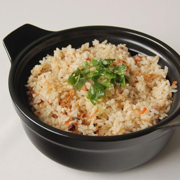 ふっくらやわらか煮穴子を使用した釜飯とあなごの頭を使用したあなごだしをセットにしました。釜飯には煮穴子、にんじん、油揚げが入っており2合用になっております。あなごだしは湯豆腐やお鍋の出汁や出汁巻卵、封をあけ炒め物に振りかけても美味しくいただ...