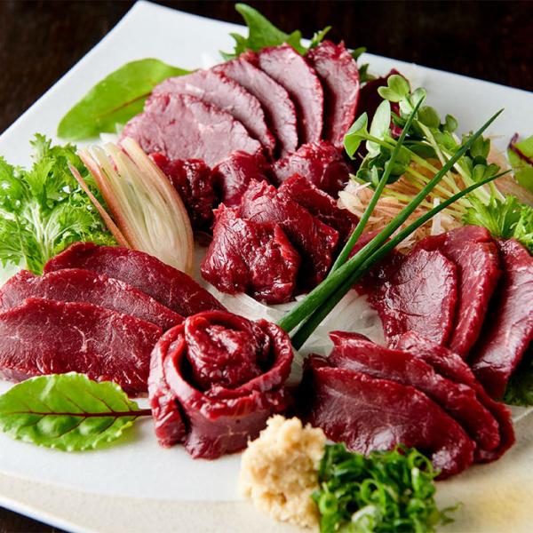 阿蘇に広大な自社牧場を持ち、阿蘇の伏流水と穀物でゆっくり肥育した同店の馬肉は、馬肉の本場の熊本でも“馬刺しならココ”と評判が高い。軽やかなコクが楽しめる赤身と、よりあっさりとした口当たりのたたきは、ぜひ焼酎と合わせて味わいたい。国産の赤身馬...