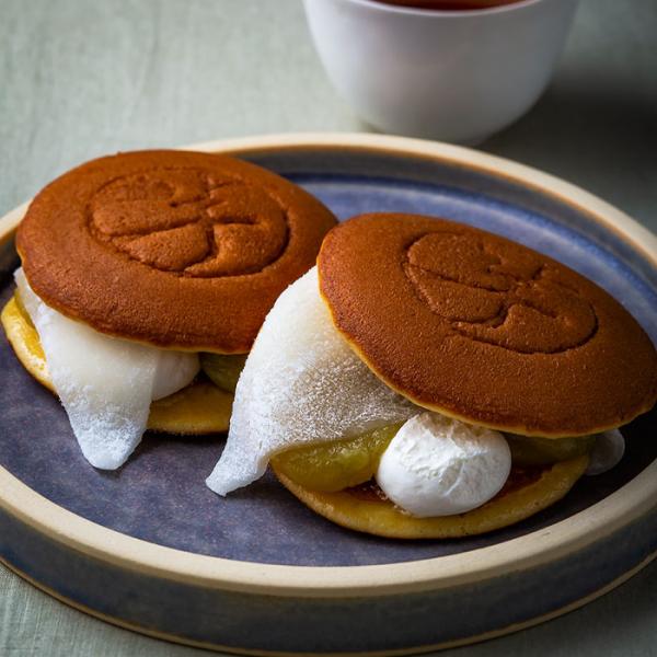 きめ細かく柔らかな羽二重餅が顔をのぞかせている、福井発のこちらのどら焼き。品のよい芋クリームと丁寧に炊き上げた芋餡とのハーモニーも抜群で、それらをふかふかな生地がやさしくサンド!　計算された甘さのバランスとうれしい食べ応えに大満足。