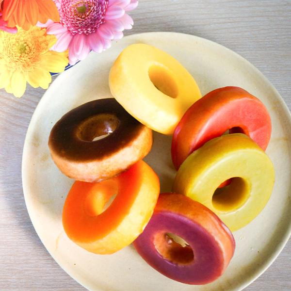 北海道産の小麦と生クリームを使用した柔らかな食感のバウムクーヘンにカラフルな餡をコーティングしました。小麦の風味と餡の程よい甘さ・フルーツの香りが楽しめます。