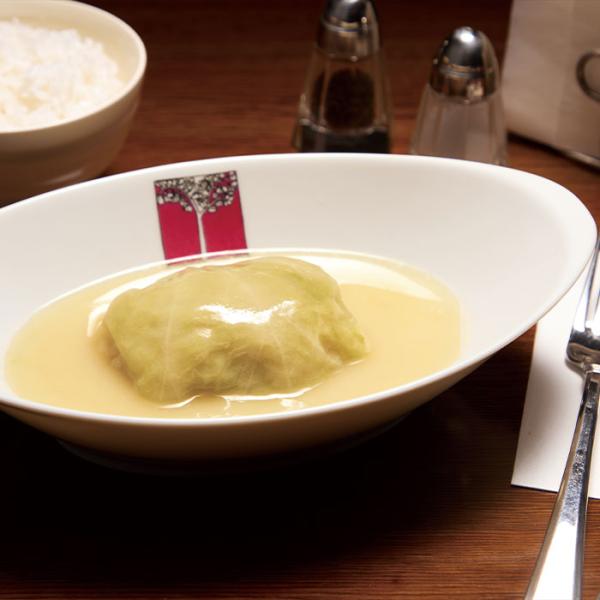 新鮮なキャベツで牛豚の合挽肉を包みました。シチューは鶏と豚のガラからスープをとり、ラードと小麦粉から作ったルーと合わせて仕上げました。