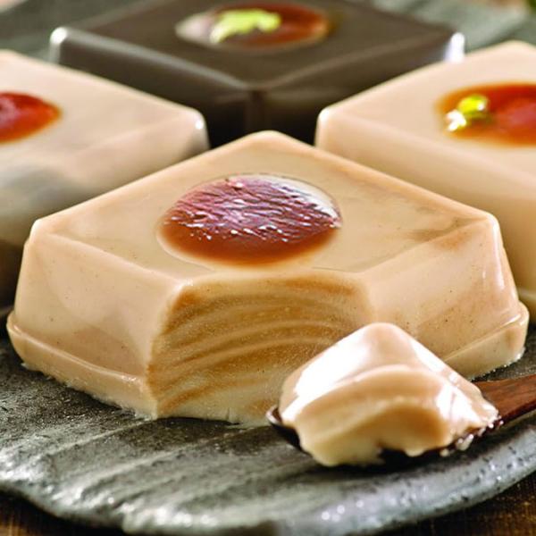 福井の名刹「永平寺」に古くから伝わる精進料理の代表格の胡麻豆腐です。白胡麻豆腐と金胡麻豆腐をマーブル状に練り上げた香り豊かな逸品です。添付のみそだれをかけてお召し上がりください。