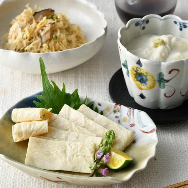 明治18年創業、京の老舗『ゆば庄』の人気者が一堂に。国産大豆と地下水を使い、職人が一枚一枚掬い上げた湯葉は、ふんわり食感が身上。シート状に畳んだ「生湯葉」、とろとろの「くみあげ湯葉」を食すと、大豆のコクと香りに驚く。だしで炊き上げた「湯葉ち...
