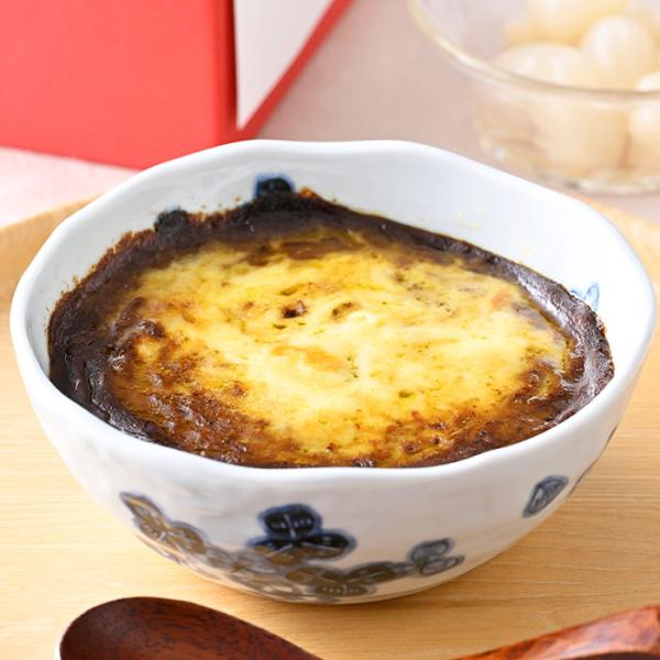 有田焼の器に入って届けられる焼きカレー。器ごとレンチンして楽しめる仕様に加え、カレーの味わいもまたオツだ。濃厚なルウと相まったチーズのコク、28種の薬膳スパイスの複雑な香りが融合して、何ともクセになる。佐賀牛や県内産の米を使うなど地元素材へ...