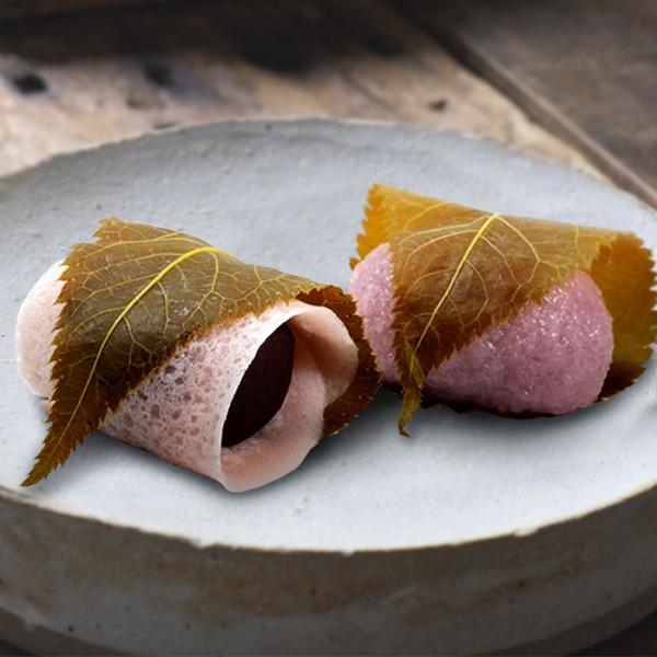 東西の桜餅を食べ比べできる楽しい詰め合わせ。1枚ずつ丁寧に焼いたクレープのような生地で、北海道十勝の小豆でつくる自家製のすっきりしたこし餡を包んだ桜餅は餡の味が決め手。桜葉のほのかな塩っ気と相まって春を感じます。道明寺桜餅は関西の桜餅で、道...