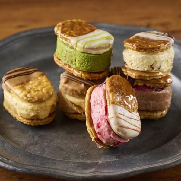 神戸にある手作り焼き立てパイの専門店が作るひんやりスイーツ。洋菓子のような見た目のアイスパイは、可愛いビジュアルと食べやすい形のデザインで見た目も可愛いスイーツです。香り高いフランス産バター（イズニー社）を使用した手作りパイとアイスをサンド...