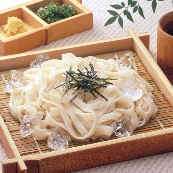 もちもちとした食感が自慢の半生きしめんを、名古屋コーチン鶏ガラエキス入りのコク深いめんつゆで味わうきしめんです。国内製造の小麦粉を使用した平打ち麺は、しなやかで弾力のあるもちもち感が特徴で、噛むほどに小麦の風味が豊かに広がります。めんつゆは...