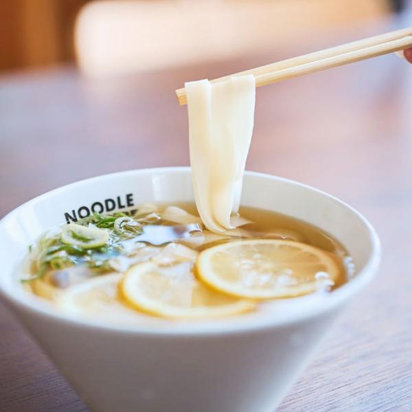 オリジナルの波形形状が特徴的な乾麺きしめんは、つゆの絡みが良く、独特の食感が楽しい一品。茹でても麺同士がくっつきにくく、調理しやすさも魅力です。愛知県産小麦を使用したこだわりの麺に、老舗の味をそのまま再現したお店と同配合の出汁パック、さらに...