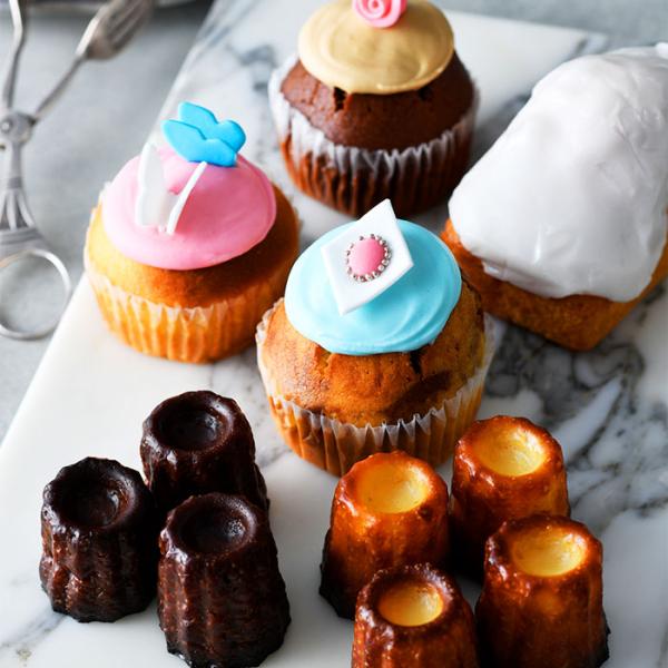 大阪の焼き菓子店発のギフトBOXには、人気のカヌレと国産レモン果汁を使ったしっとりレモンケーキ、華やかなカップケーキが集結。とくにカヌレは看板商品で、外はカリッと中はもっちりの食感が魅力だ。いずれも厳選した素材のよさと繊細な手仕事が生きている。