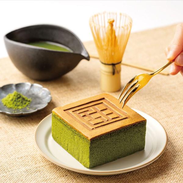 静岡の豊かな山間で育まれた希少な抹茶「天空の抹茶」を贅沢に使用した日本風台湾カステラです。深い緑色としっかりとした苦みが特徴の抹茶が、生地全体にじっくりと染み込み、しっとりとした食感とともに口の中に広がります。国産の新鮮な卵と小麦粉を使い、...