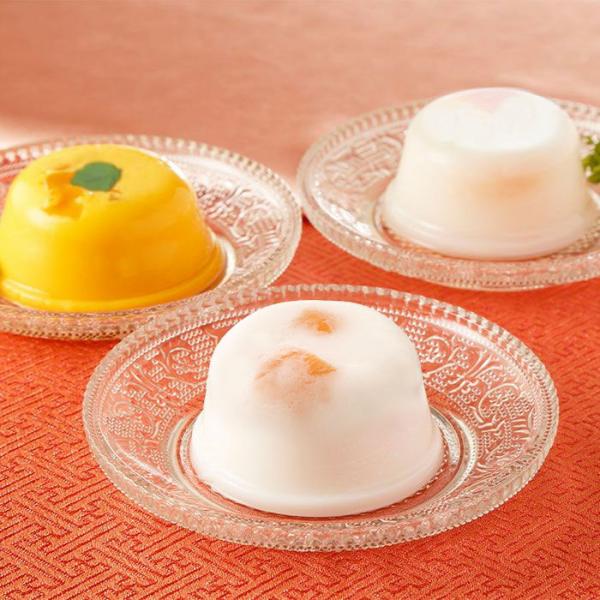 ももとクコの実が入ったなめらかな食感の杏仁豆腐は、杏仁霜の香りがほどよくきいています。マンゴープリンはピューレと果肉を使用しており、繊維質な果肉が生み出す濃厚でまろやかな味わいの中華で人気のフルーツスイーツに仕上げました。ライチプリンはライ...