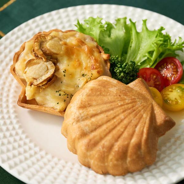 ほたて型の可食容器を使用した「器ごと食べるほたてグラタン」です。グラタンに使用するほたては「青森県陸奥湾産」を使用。さらに、可食容器に使用する米粉も「青森県産まっしぐら」を使用しました。県産の原料を使用することで”地産地消”を目指していきま...