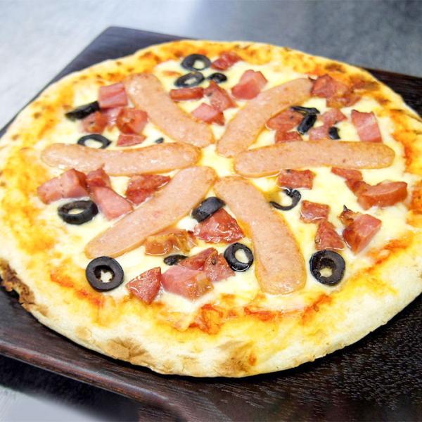 イタリア産のサンフェリーチェ・ゴールド（小麦）を使用。千駄木腰塚　自家製ソーセージとベーコンを散りばめたボリュームピッツア。食べ応えも美味しさも大満足の一枚。 一口食べて驚くのがチーズの美味しさ！ピザの美味しさの決め手はチーズ。ピザに合うチ...
