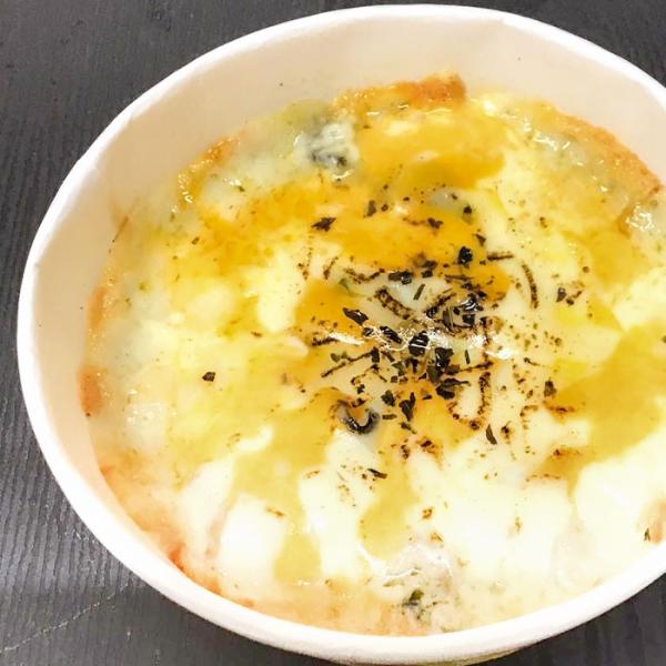 新鮮な牡蠣の旨味が凝縮された「わしの漁師飯 かきグラタン」は、手作りにこだわった特別な一品です。お家で簡単に漁師飯を楽しめること間違いなし。濃厚なクリームと香ばしいチーズが、牡蠣と絶妙に絡み合い、心も体も満たしてくれます。電子レンジで温める...