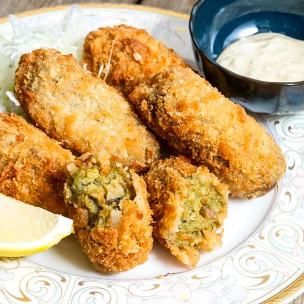 広島牡蠣発祥1688年創業から牡蛎養殖に携わり、自社生産した広島牡蠣をかき使用し、食べやすいクリームコロッケにしてみました。 クリームに負けない牡蠣の風味が口いっぱいに広がります。 牡蠣好きにはたまらない一品となっております。