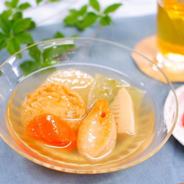 老舗だしメーカーと共同開発した自慢のだしをやさしいとろみ具合の「ジュレ仕立て」にし、冷やしておいしいおでんになりました。大根、にんじん、たけのこ、こんにゃくと笹かまぼこ、豆腐天など厳選した具材のおいしさを引き出しています。