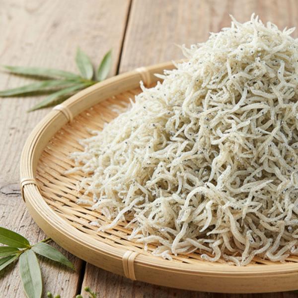 兵庫県のゆたかな海で水揚げされた新鮮なしらすをじっくり乾燥させた商品です。旨味と栄養を凝縮した上乾ちりめんは、炊き立てのご飯やパスタ、サラダの具材にも最適です。