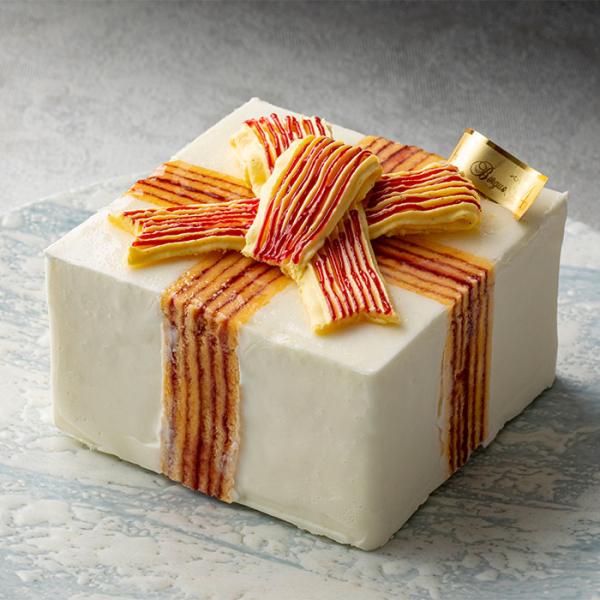 木苺のソルベが詰まったクリームチーズのアイスケーキを リボンに見立てたスポンジとバニラアイスケーキで結びました。お誕生日やパーティーなどアニバーサリーの大切な時間に『ベルグの4月』のアイスケーキが花を添えます。