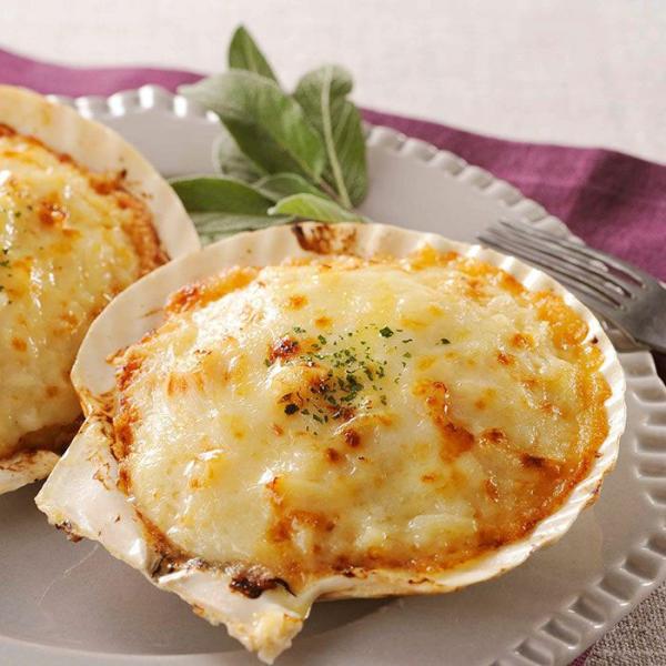 三陸の海で育った新鮮なホタテを使用。殻を器代わりにし、貝柱をぎっしりと詰めて香り豊かなグラタンに仕立てた。滑らかなホワイトソースとチーズの香りの中にホタテの甘さが広がる、至福の味わいだ。