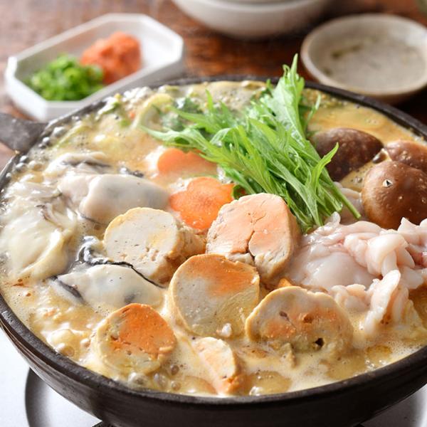 プリッと大粒の広島県産牡蠣に、クリーミーな北海道産白子、濃厚なあん肝。大胆な競演だが、食べてびっくり。熟成味噌を軸に10種の調味料と粗く刻んだあん肝を合わせたスープが、魚介の滋味を絶妙にまとめ上げるのだ。まったり濃厚なのにくどさはない。悶絶必至!