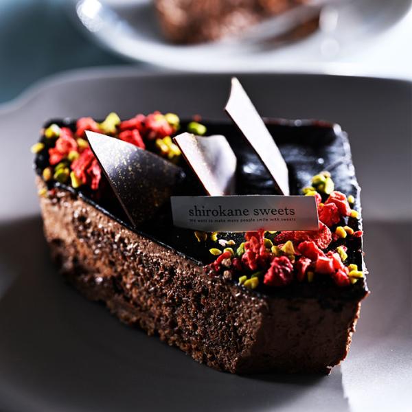艶やかなケーキには最高品質のカカオを贅沢に使用。しっとりとしたジェノワーズとムースを濃密に重ね、ショコラの華やかな香りと力強いカカオ感が存在感を放つ。冷蔵解凍後、少し常温に戻すと香りがぐっと豊かに。同梱のトッピングも名脇役なので飾りつけとと...