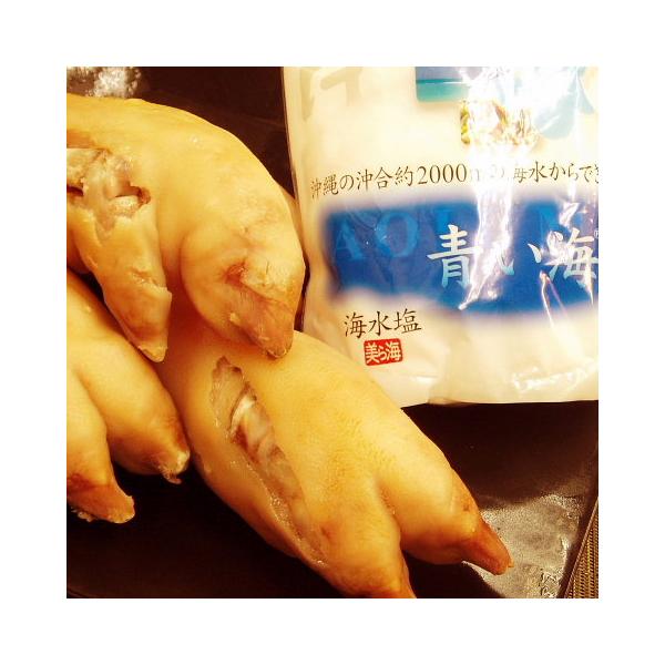 九州産のトンソクを沖縄の塩(青い海)で下ゆでし、真空調理法で仕上げてあります、豚の臭みを取り除き、真空パックに豚足のエキスとコラーゲンを閉じ込めて、初めて、とん足を食べる方にも、おすすめです。そのまま温めて辛子醤油で食べるも好し、更にダイコ...