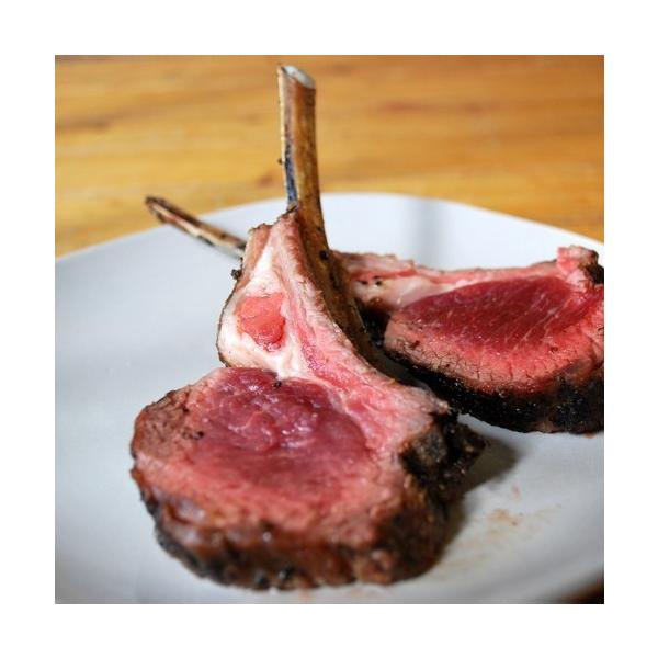 骨付きラムチョップをイタリアンスパイスで味付けし真空調理してあります。真空パックを開けオーブントースターなどで、表面に焼き色を付ければできあがりです。