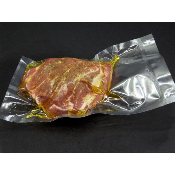 仔羊/ラム肉のランプ、もも肉の中で最も柔らかい部位です。余分な脂や、骨肌・すじを取り除いて、ラム肉用のハーブ(エルブドプロヴァンス)を片面にふりかけエクストラヴァージンオリーブオイルと共に真空パック冷凍してあります。塩コショウは、しておりま...