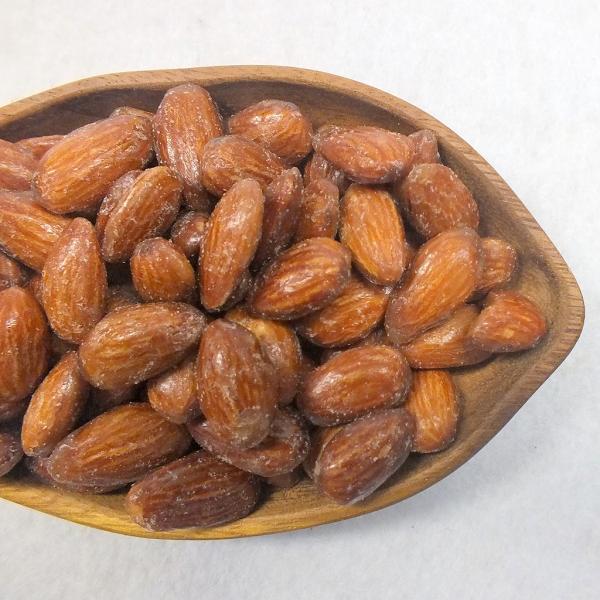 アメリカ産のアーモンドに薄くあめがけコーディングしました。薄いコーティングなので甘すぎずちょうどいい甘さです。無塩のアーモンドをローストしコーティングしました。テレビを見ながら・仕事をしながら・おやつ、おつまみにおすすめです。原材料：落花生...