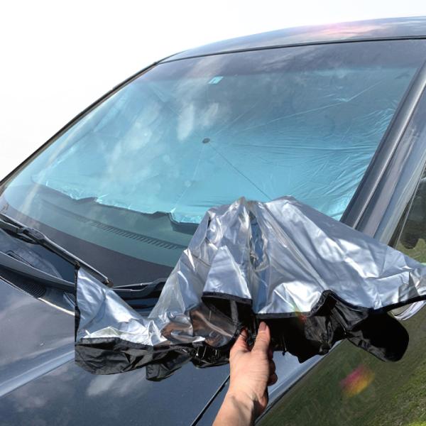 カーサンシェード+ドアウィンドウ用サンシェード2枚付き◆カーサンシェード◆サイズ：130×75cm材質：チタンシルバー+インパクトクロス◆骨部分：鋼◆カバー：合成皮革◆ドアウィンドウ用サンシェード◆サイズ44×36.5cm　専用吸盤付き◆傘...