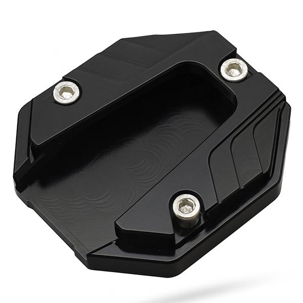 芝生・砂利・土・未舗装路などの柔らかい路面での駐車時に、サイドスタンドの設置面積を拡張し、オートバイの沈み込みや転倒を防止する取り付けタイプのサイドスタンドエクステンションパッドです。高品質なCNC加工アルミニウム素材を採用し、耐久性と高級...