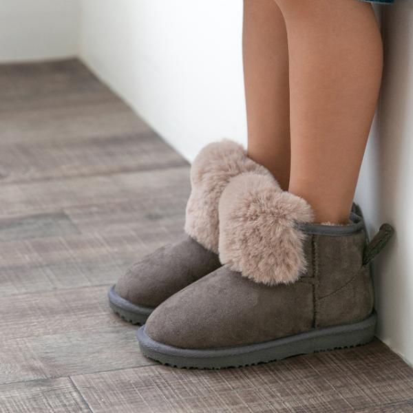 アッパーに撥水加工を施しているので、雨や雪にも耐性があり天気に左右れることなく着用可能。つま先まで敷き詰められたファーと分厚い素材で暖かく寒さ対策も◎アウトソールに軽さとクッション性・グリップ力を高めた素材を採用。ムートンブーツ キッズシュ...