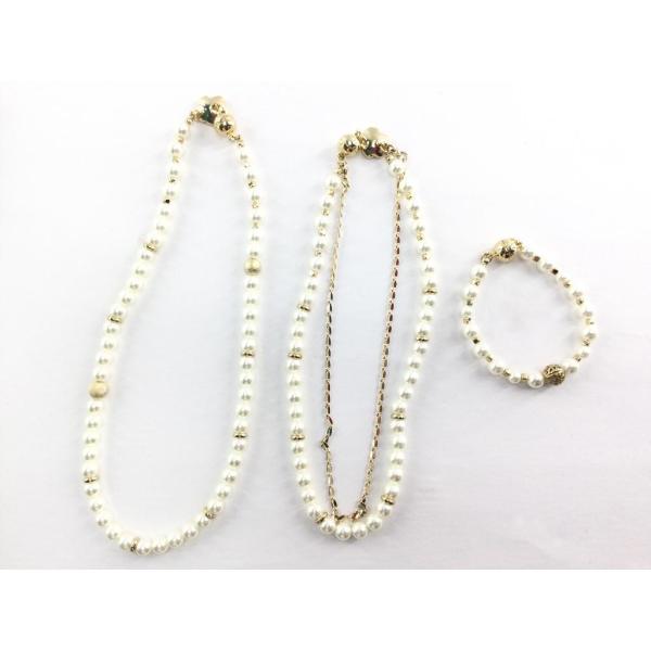 上品で華やかなアクセサリー3点セットが登場。セット内容は、ネックレス、2連チェーン付きネックレス、そしてエレガントなデザインのブレスレット。パール風ビーズとゴールドの組み合わせが高級感を演出し、結婚式や入学式などフォーマルな場面で大活躍しま...