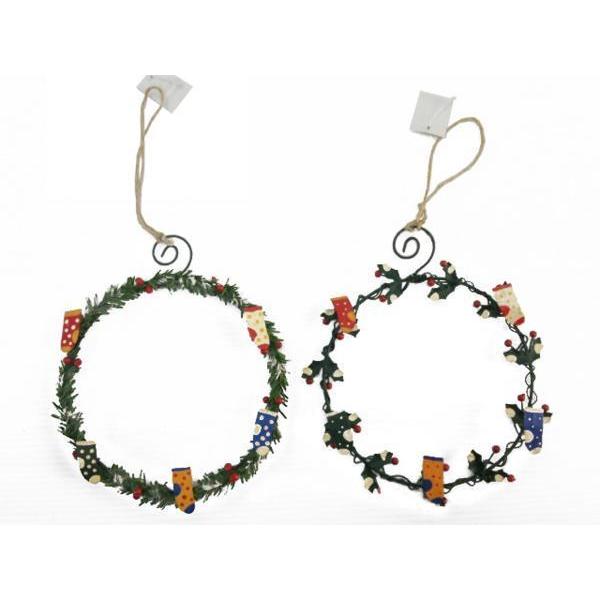 クリスマスの演出にぴったりのラウンドリース2種類のセット♪ セイヨウヒイラギと、モミの木をモチーフにしたブリキ製品です。  色：グリーン材質：ブリキ・合成繊維   サイズ：(約)高さ16x幅13x奥行2cm  モミの木とヒイラギの2種類  ...