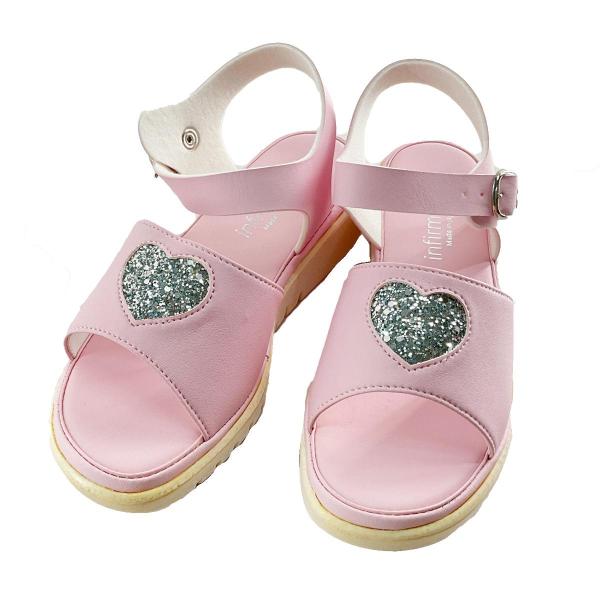 ハートラメ屈曲ソールサンダル。キラキラ輝くハートのラメデザインが足元を華やかに演出します。軽量で柔らかい屈曲ソールを採用し、歩行や立ち仕事をやさしくサポート。アンクルストラップ付きでしっかりフィットしやすく、安定感のある履き心地です。小児科...
