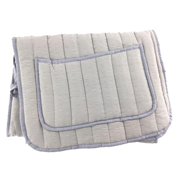 さらっと心地よい綿100％のサッカー生地を使用したチェアカバーです。夏用パジャマにも使われる肌離れの良い素材で、暑い季節でも快適に使用できます。サッとかぶせるだけで、いつもの椅子が涼しげでおしゃれな春夏仕様に早変わり。見た目も座り心地もワン...