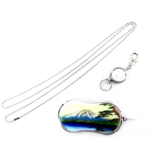 LEDライト付きのスライド式コンパクトルーペ。三保の松原 富士山風景ルーペをスライドして回転させるとLEDライトが点灯し、より見やすくなるアイデア雑貨です!手にフィットして持ちやすい、ひょうたん型の丸みのある形状です。リールキーホルダーとロ...