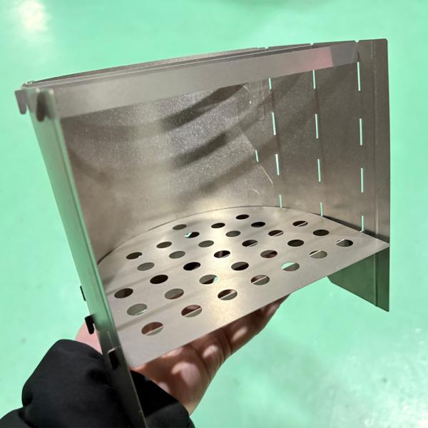 全体重量１３９g、持ち運び時の薄さ約３ミリのコンパクトなソロ用チタン焚き火台です。部品全てを軽くて丈夫なチタンで製作しておりますので、登山やソロキャンプ（徒歩キャンプは特に）、キャンプツーリングなどに最適な焚き火台となっております。火床、五...